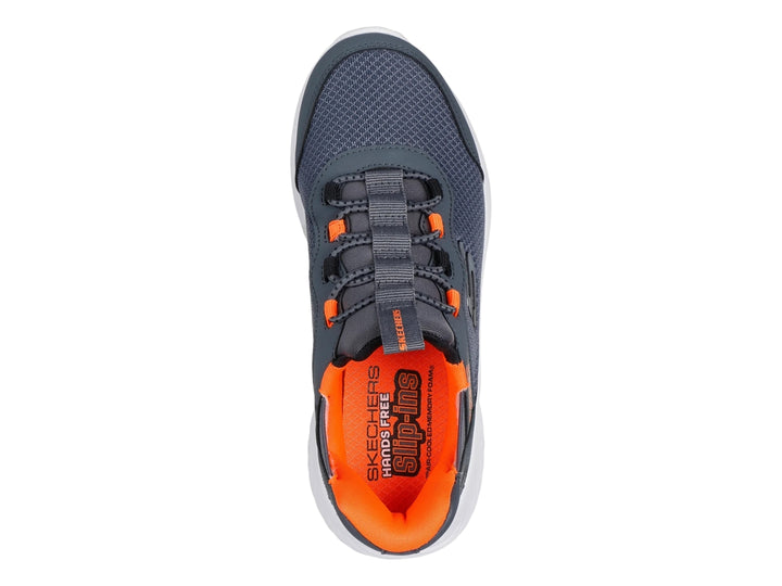 Tenis deportivos Skechers color gris carbón con detalles en naranja y suela blanca para niño.