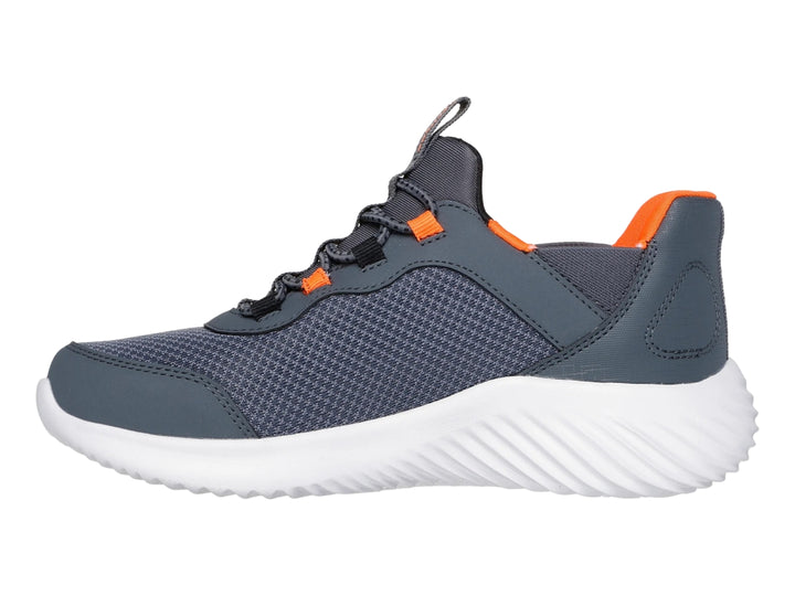 Tenis deportivos Skechers color gris carbón con detalles en naranja y suela blanca para niño.
