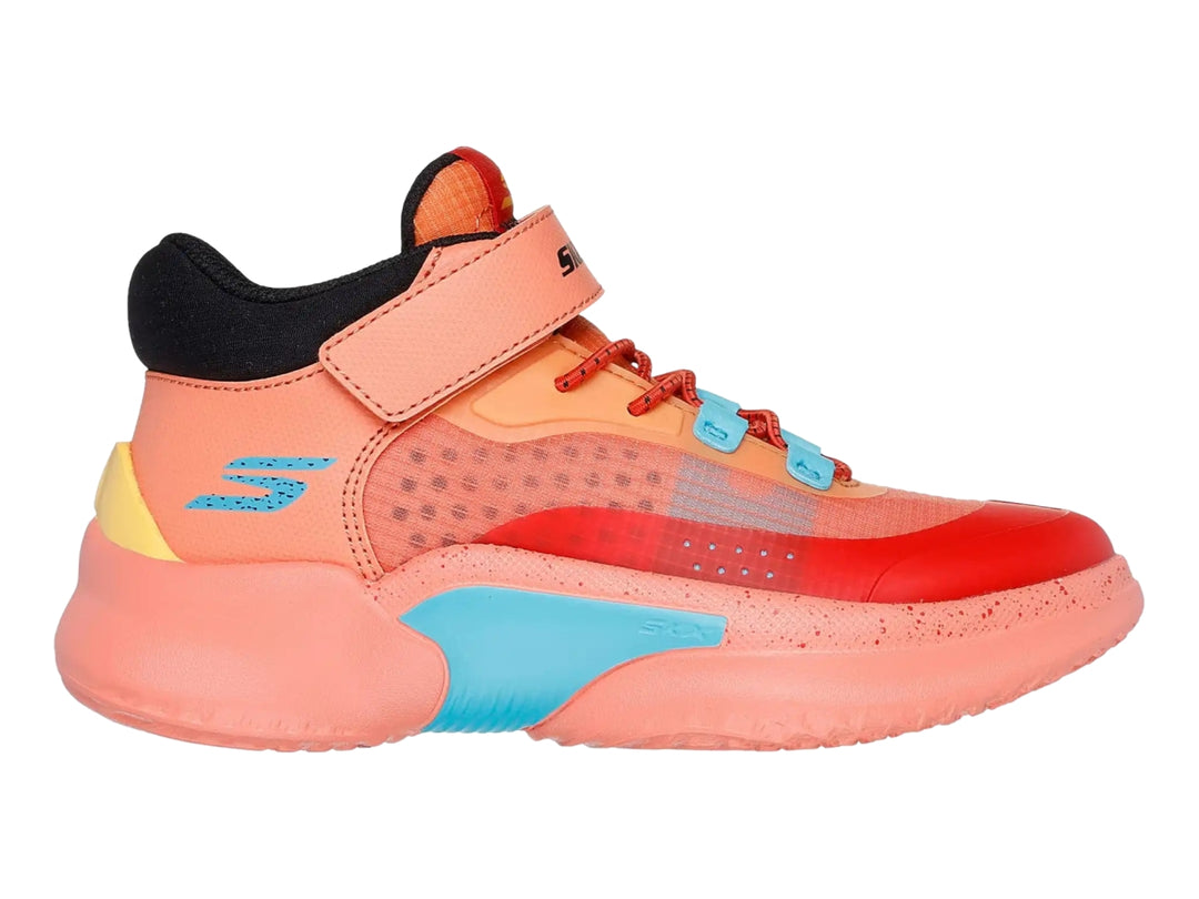 Tenis deportivos Skechers color naranja con detalles en azul y rojo, cierre de velcro y suela gruesa.