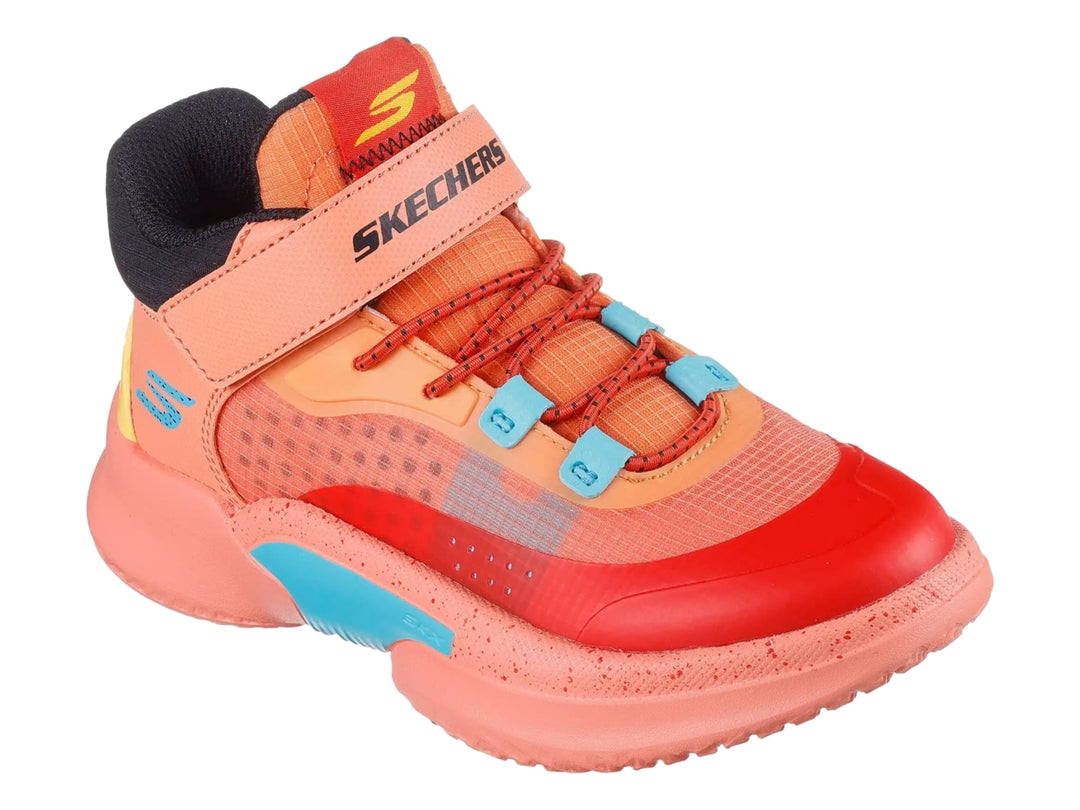 Tenis deportivos Skechers color naranja con detalles en azul y rojo, cierre de velcro y suela gruesa.