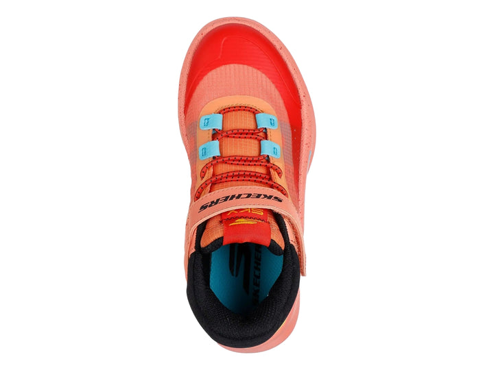 Tenis deportivos Skechers color naranja con detalles en azul y rojo, cierre de velcro y suela gruesa.