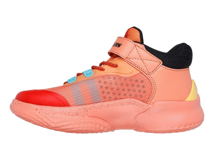 Tenis deportivos Skechers color naranja con detalles en azul y rojo, cierre de velcro y suela gruesa.