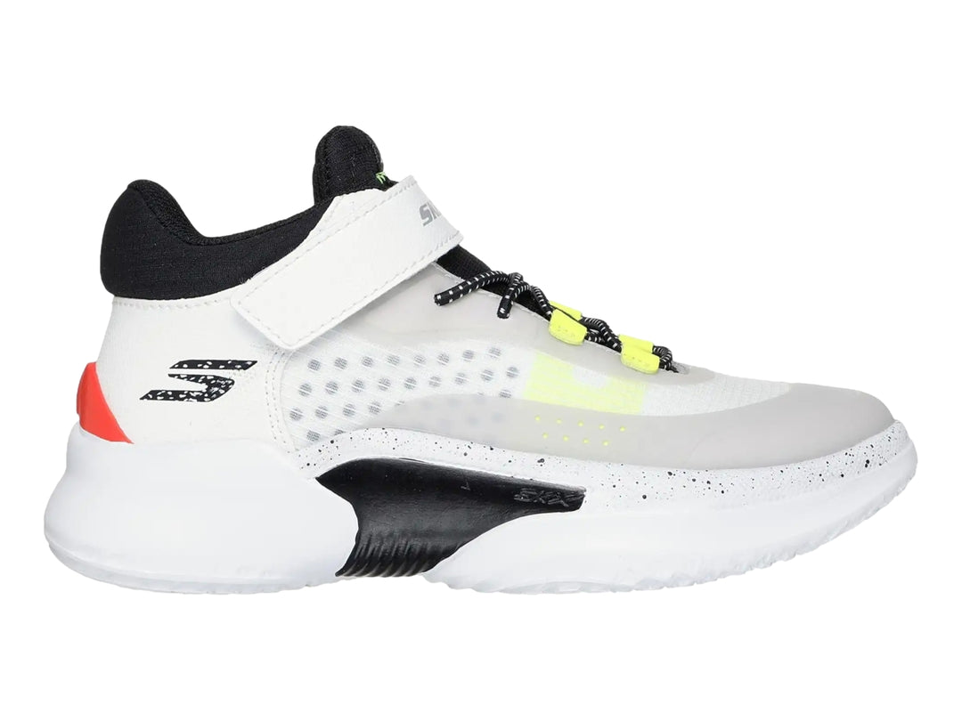 Tenis Skechers blancos para niño con detalles en negro, amarillo y rojo, cierre de correa y cordones.