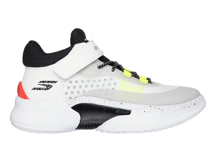 Tenis Skechers blancos para niño con detalles en negro, amarillo y rojo, cierre de correa y cordones.
