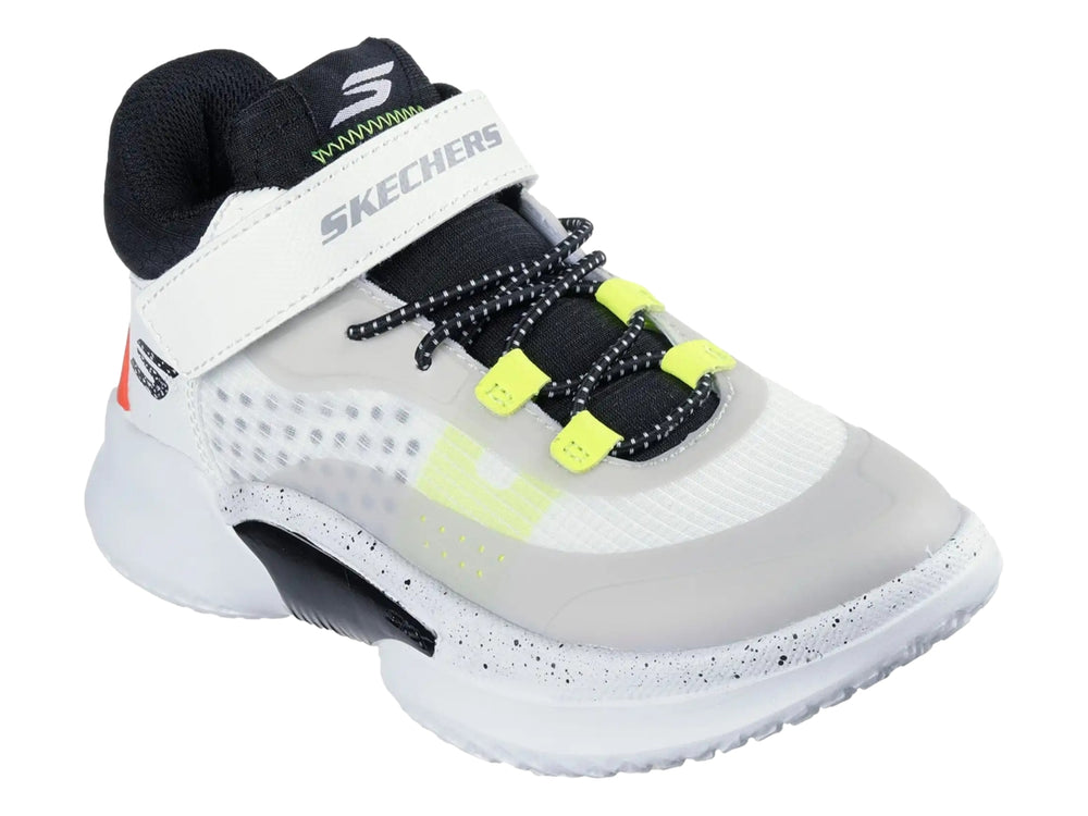 Tenis Skechers blancos para niño con detalles en negro, amarillo y rojo, cierre de correa y cordones.