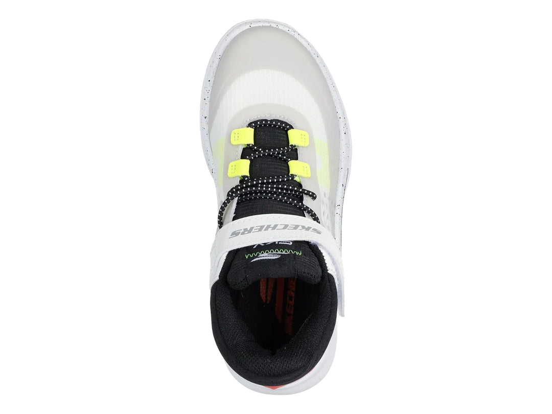 Tenis Skechers blancos para niño con detalles en negro, amarillo y rojo, cierre de correa y cordones.