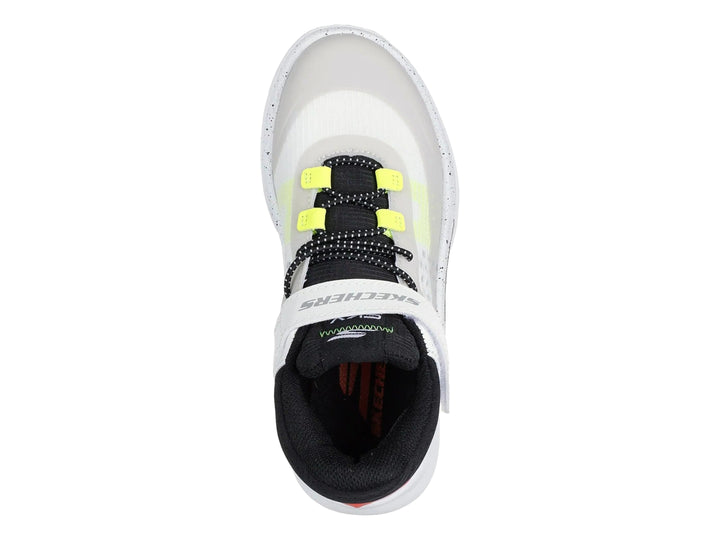 Tenis Skechers blancos para niño con detalles en negro, amarillo y rojo, cierre de correa y cordones.