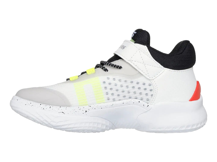 Tenis Skechers blancos para niño con detalles en negro, amarillo y rojo, cierre de correa y cordones.