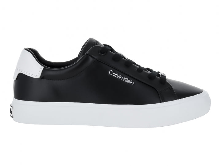 Tenis Calvin Klein de cuero negro con suela blanca y agujetas negras para Mujer.