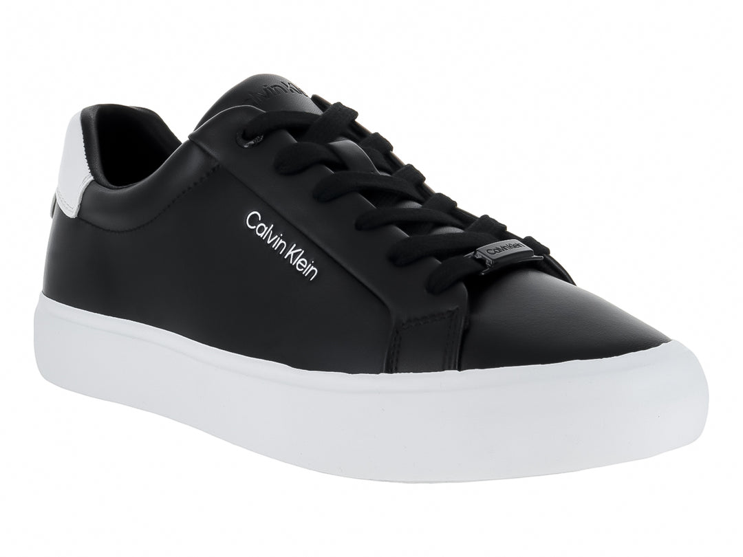 Tenis Calvin Klein de cuero negro con suela blanca y agujetas negras para Mujer.