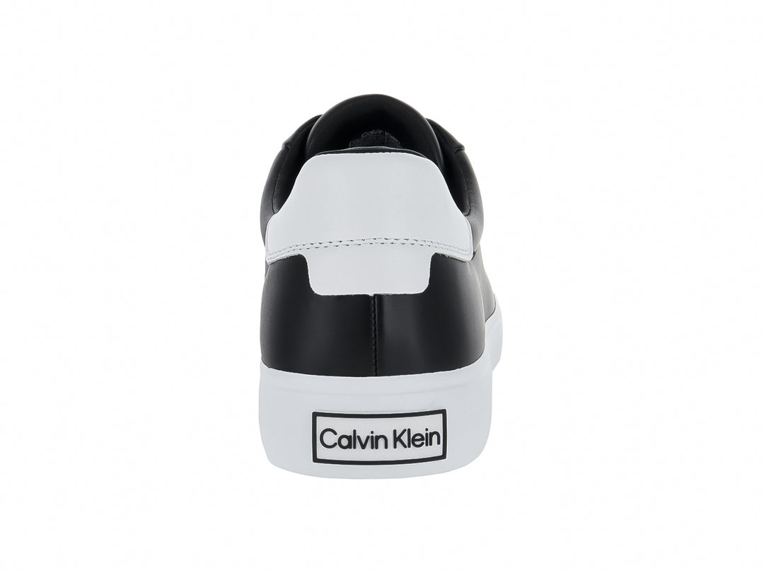 Tenis Calvin Klein de cuero negro con suela blanca y agujetas negras para Mujer.