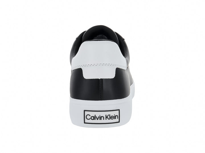 Tenis Calvin Klein de cuero negro con suela blanca y agujetas negras para Mujer.