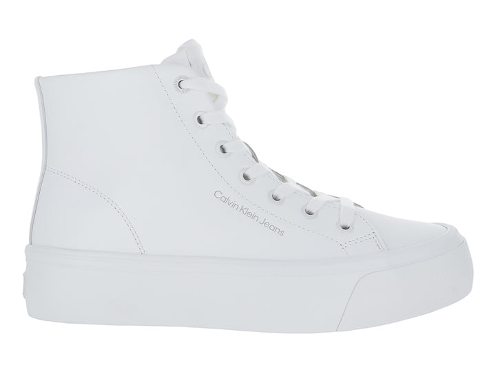 Tenis blancos de bota con suela de plataforma de la marca Calvin Klein Jeans.