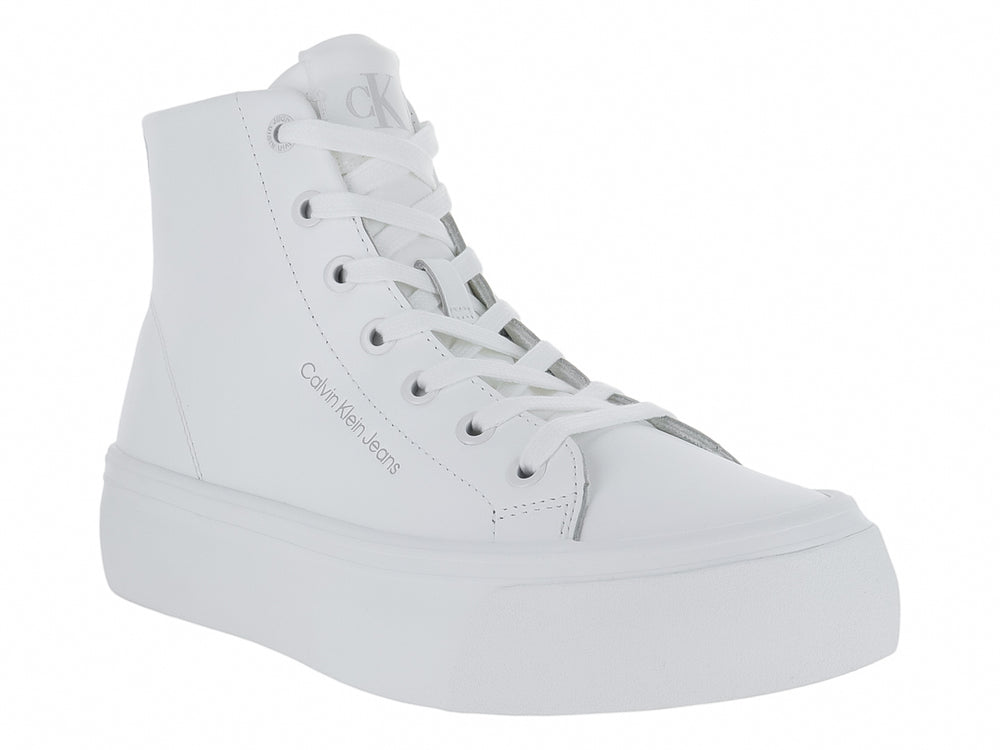Tenis blancos de bota con suela de plataforma de la marca Calvin Klein Jeans.