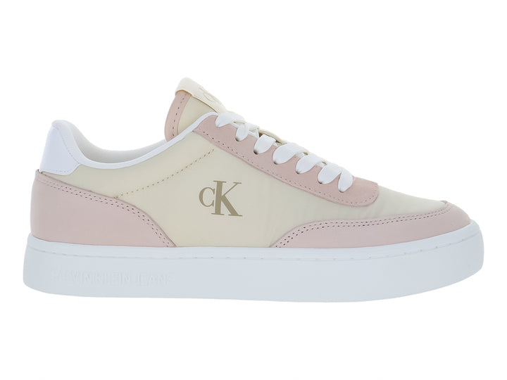 Tenis Calvin Klein de corte bajo en colores blanco y rosa pastel con suela blanca y cordones.