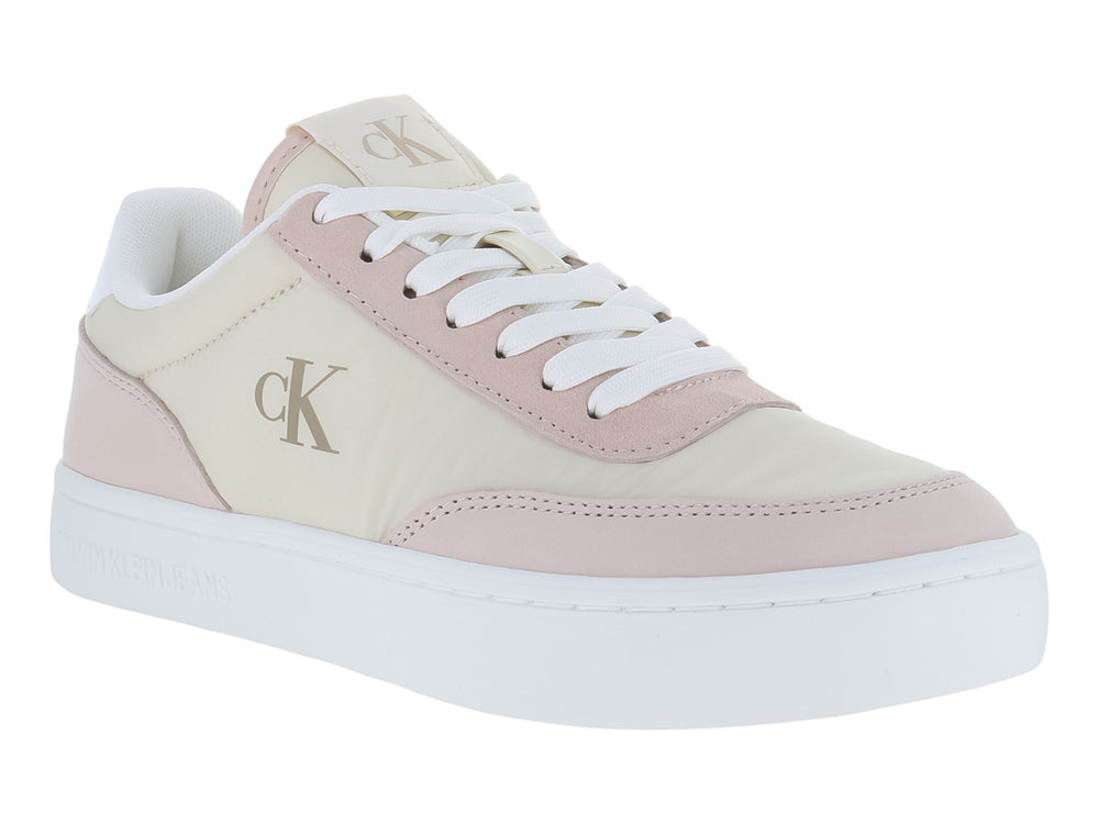 Tenis Calvin Klein de corte bajo en colores blanco y rosa pastel con suela blanca y cordones.