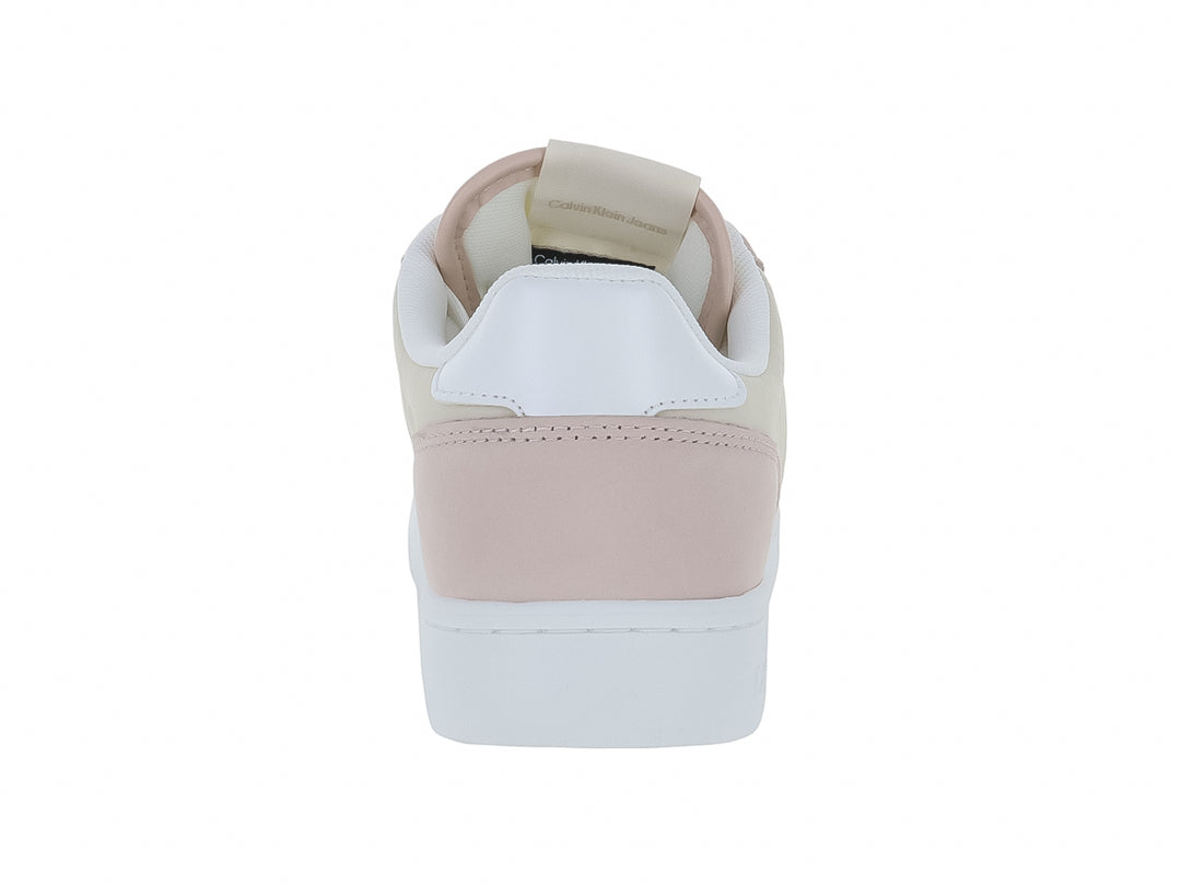 Tenis Calvin Klein de corte bajo en colores blanco y rosa pastel con suela blanca y cordones.