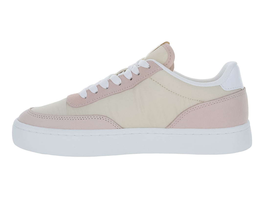 Tenis Calvin Klein de corte bajo en colores blanco y rosa pastel con suela blanca y cordones.