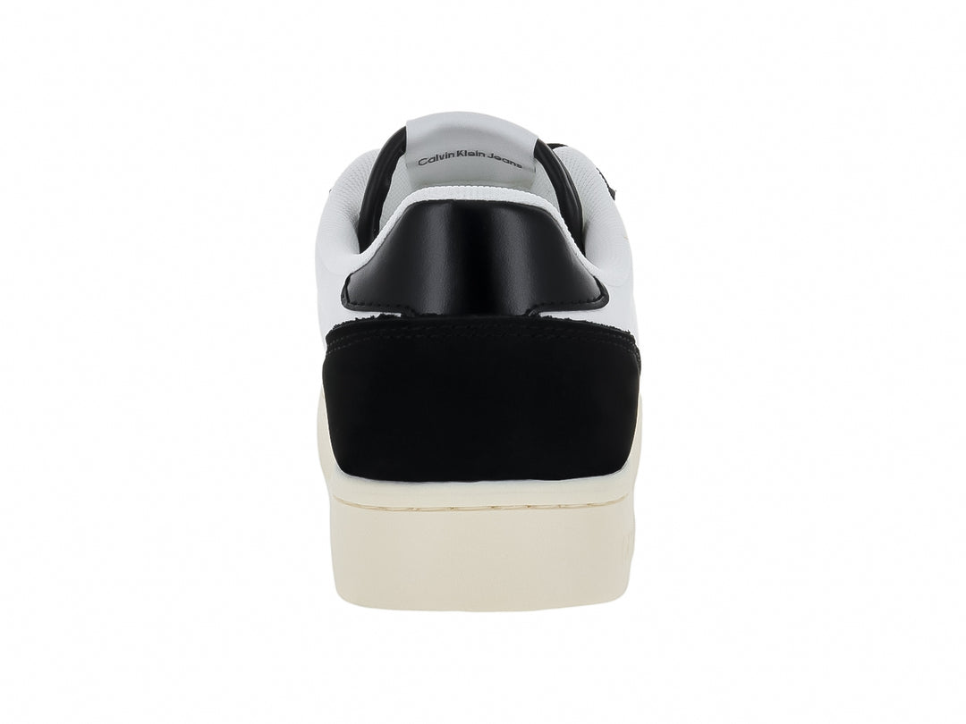Tenis Calvin Klein de cuero color blanco con detalles en negro y suela plana blanca.