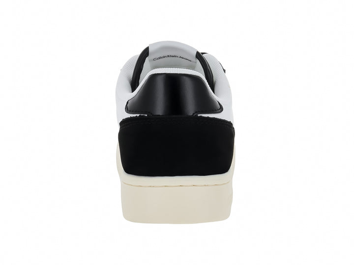 Tenis Calvin Klein de cuero color blanco con detalles en negro y suela plana blanca.