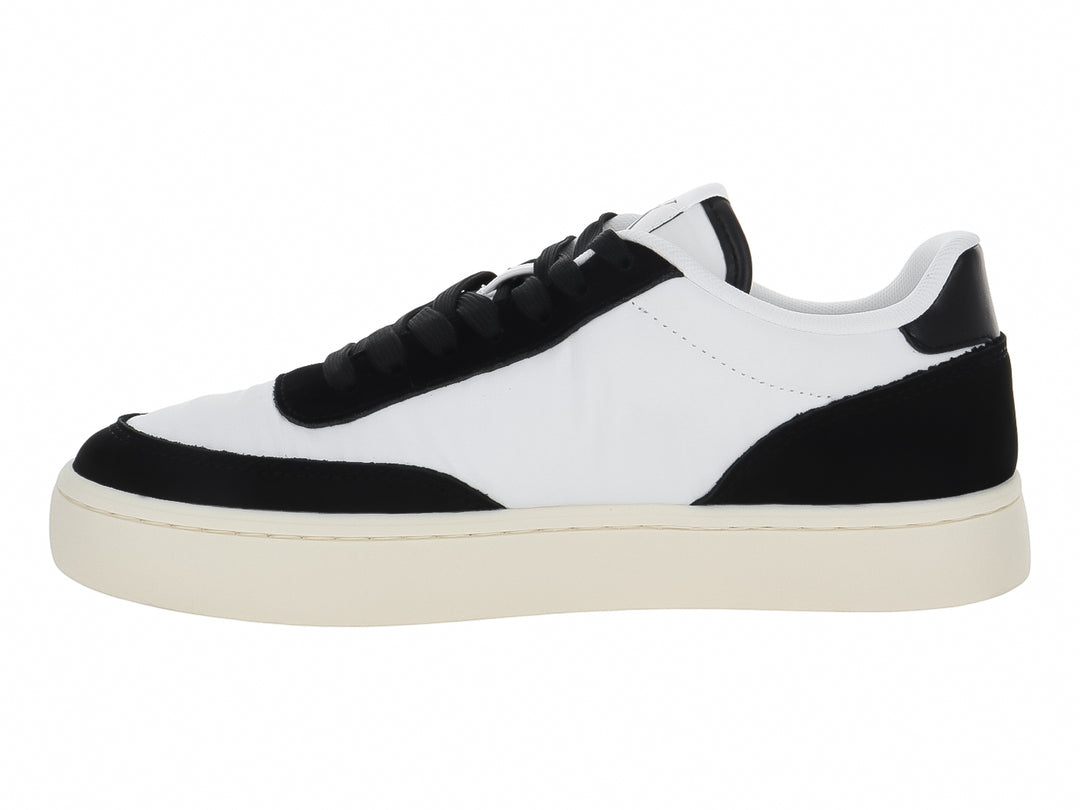Tenis Calvin Klein de cuero color blanco con detalles en negro y suela plana blanca.