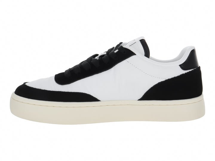 Tenis Calvin Klein de cuero color blanco con detalles en negro y suela plana blanca.