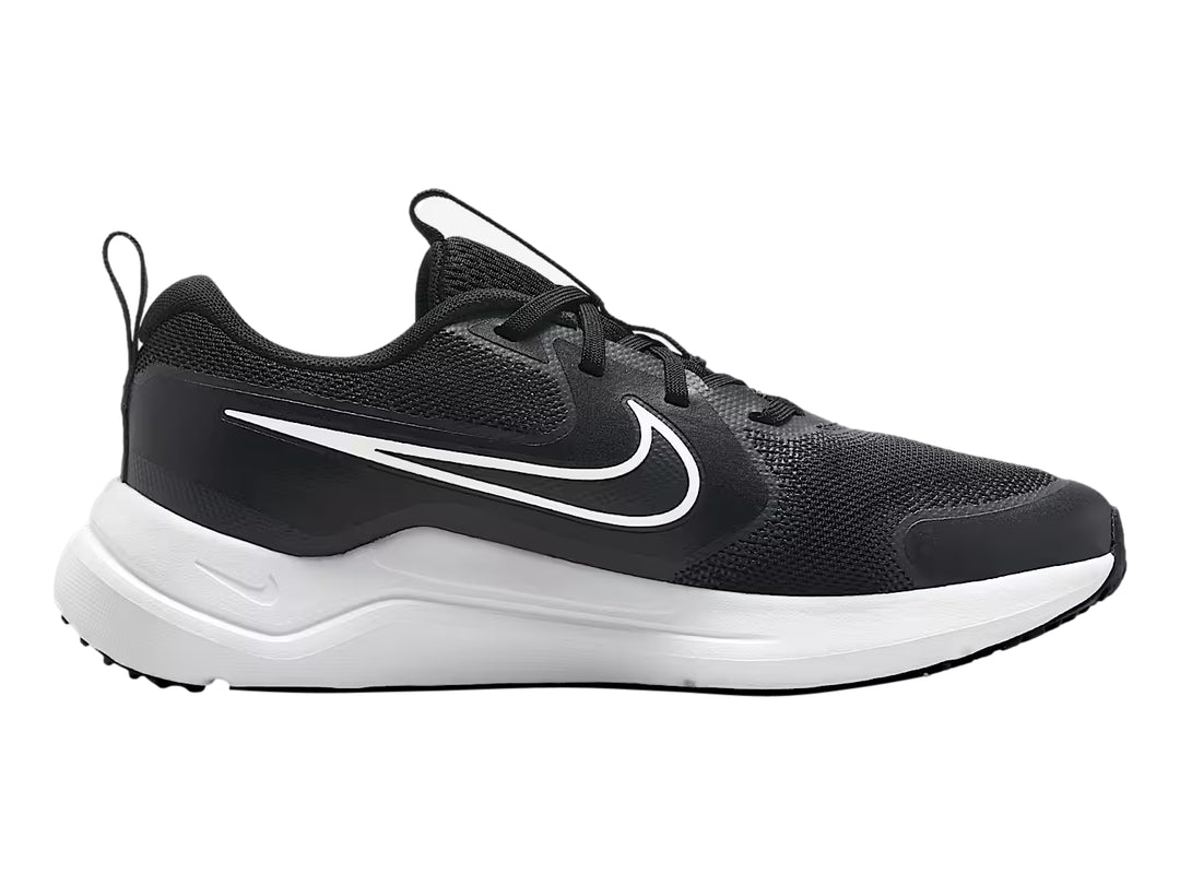 Tenis deportivos Nike Cosmic Runner color negro con suela blanca para niños.