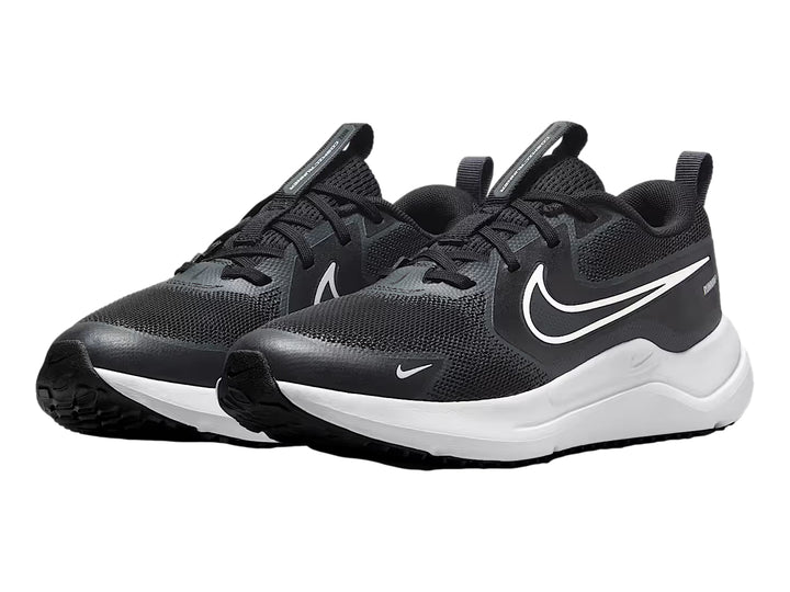 Tenis deportivos Nike Cosmic Runner color negro con suela blanca para niños.