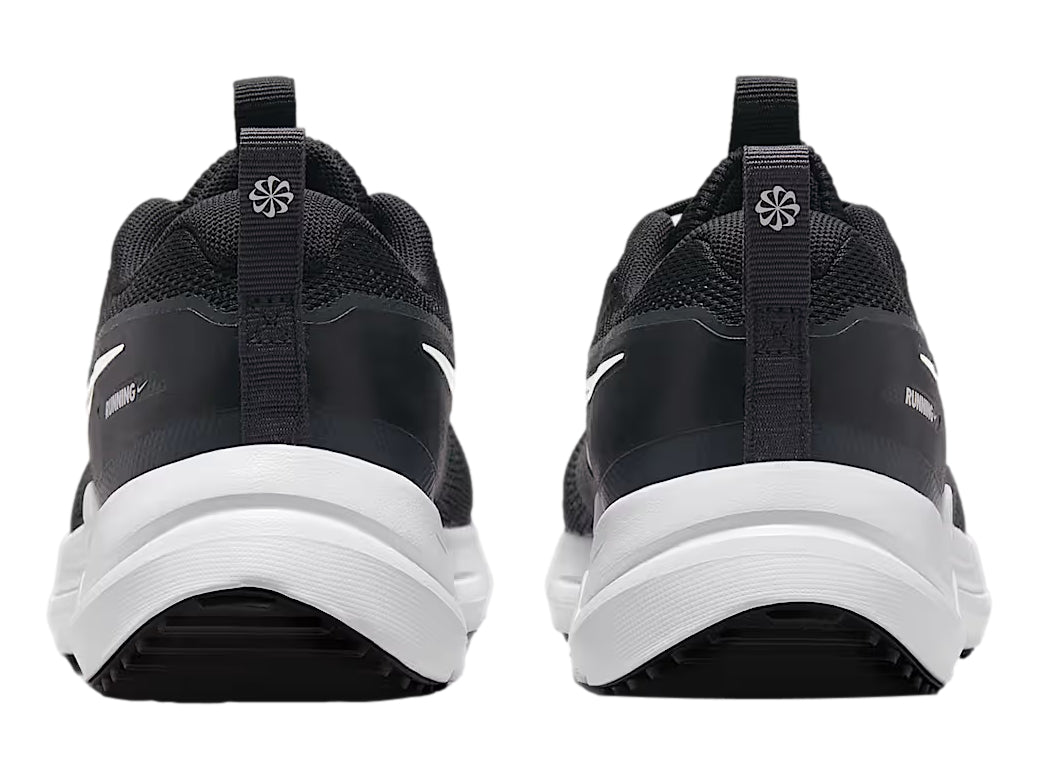 Tenis deportivos Nike Cosmic Runner color negro con suela blanca para niños.