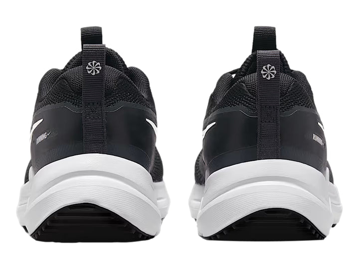 Tenis deportivos Nike Cosmic Runner color negro con suela blanca para niños.