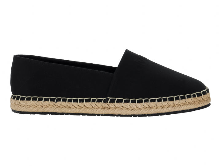 Zapato tipo alpargata color negro con suela de cuerda tejida en tono beige.