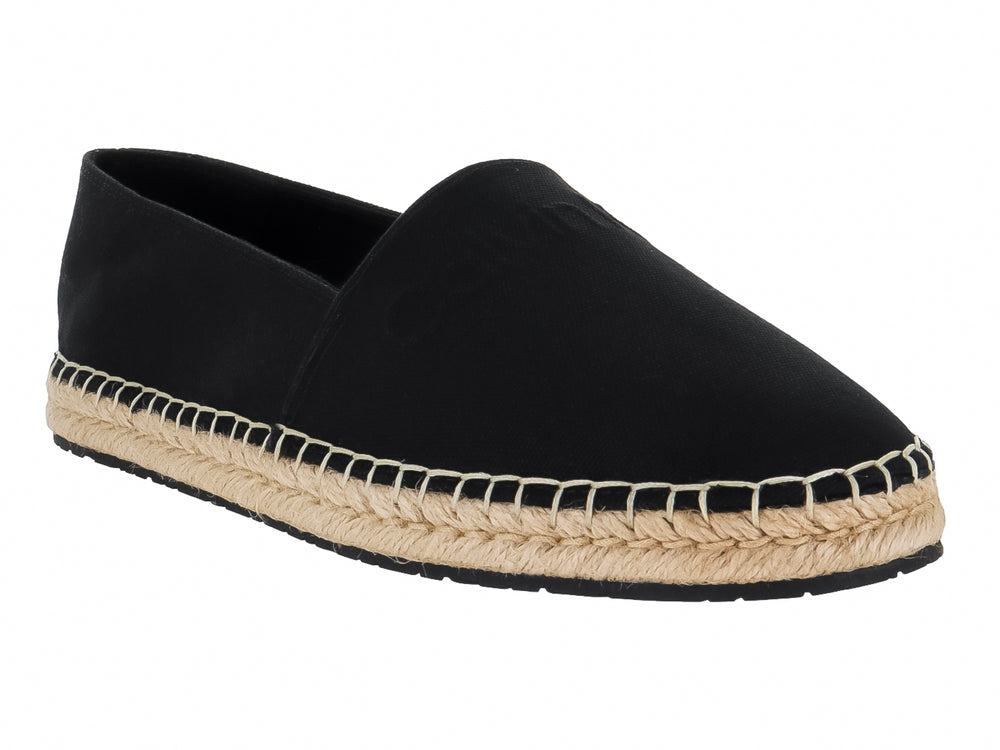 Zapato tipo alpargata color negro con suela de cuerda tejida en tono beige.