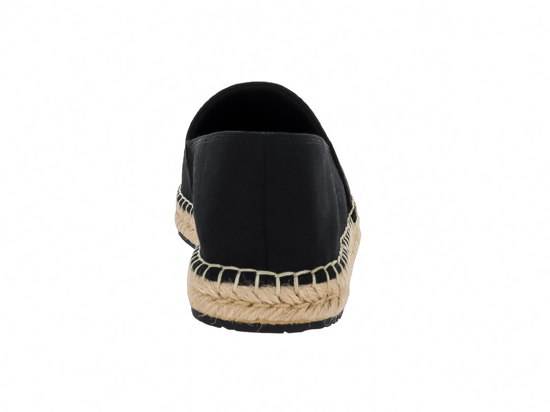 Zapato tipo alpargata color negro con suela de cuerda tejida en tono beige.