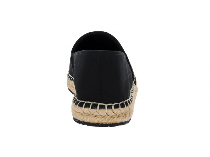 Zapato tipo alpargata color negro con suela de cuerda tejida en tono beige.