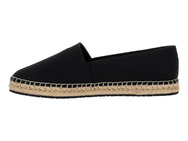 Zapato tipo alpargata color negro con suela de cuerda tejida en tono beige.