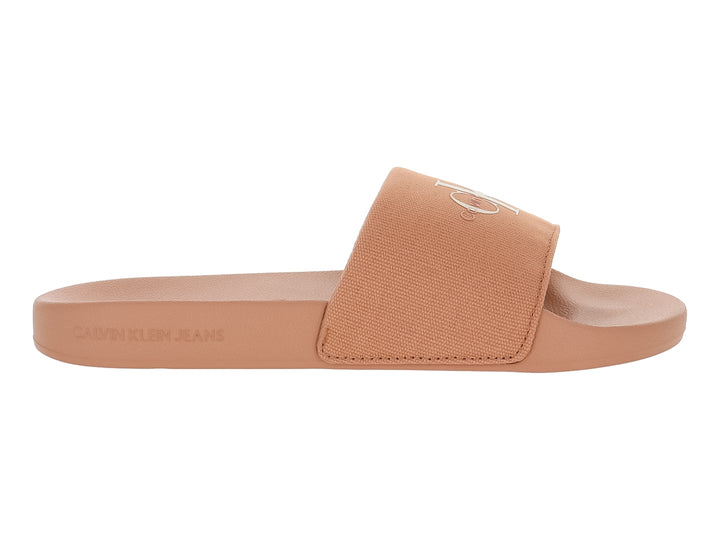 Sandalia slide Calvin Klein color rosa con correa de tela y suela plana.