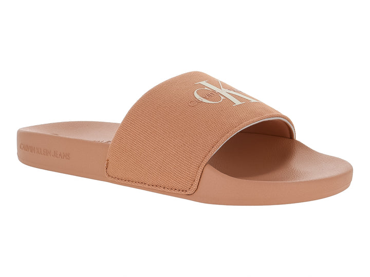 Sandalia slide Calvin Klein color rosa con correa de tela y suela plana.