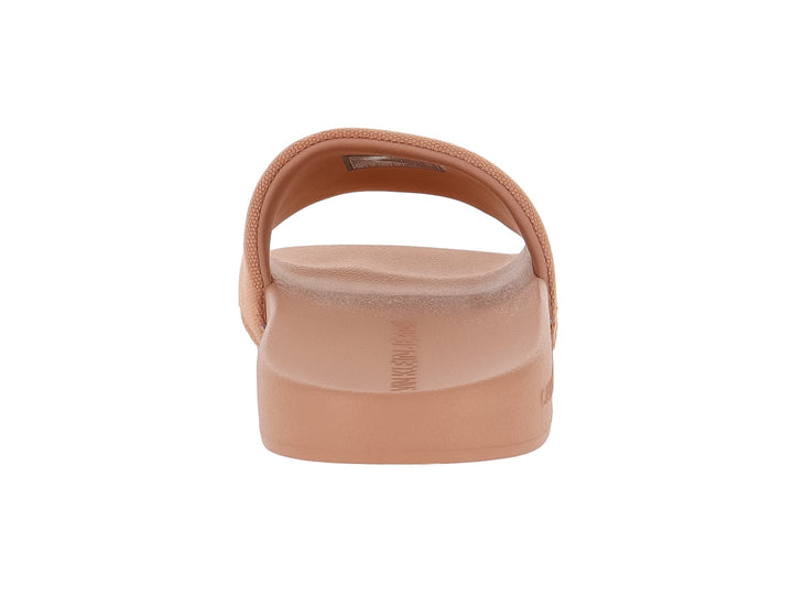 Sandalia slide Calvin Klein color rosa con correa de tela y suela plana.