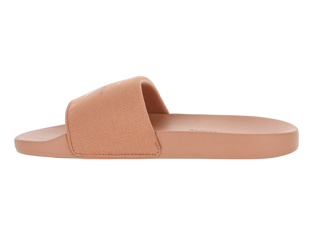 Sandalia slide Calvin Klein color rosa con correa de tela y suela plana.