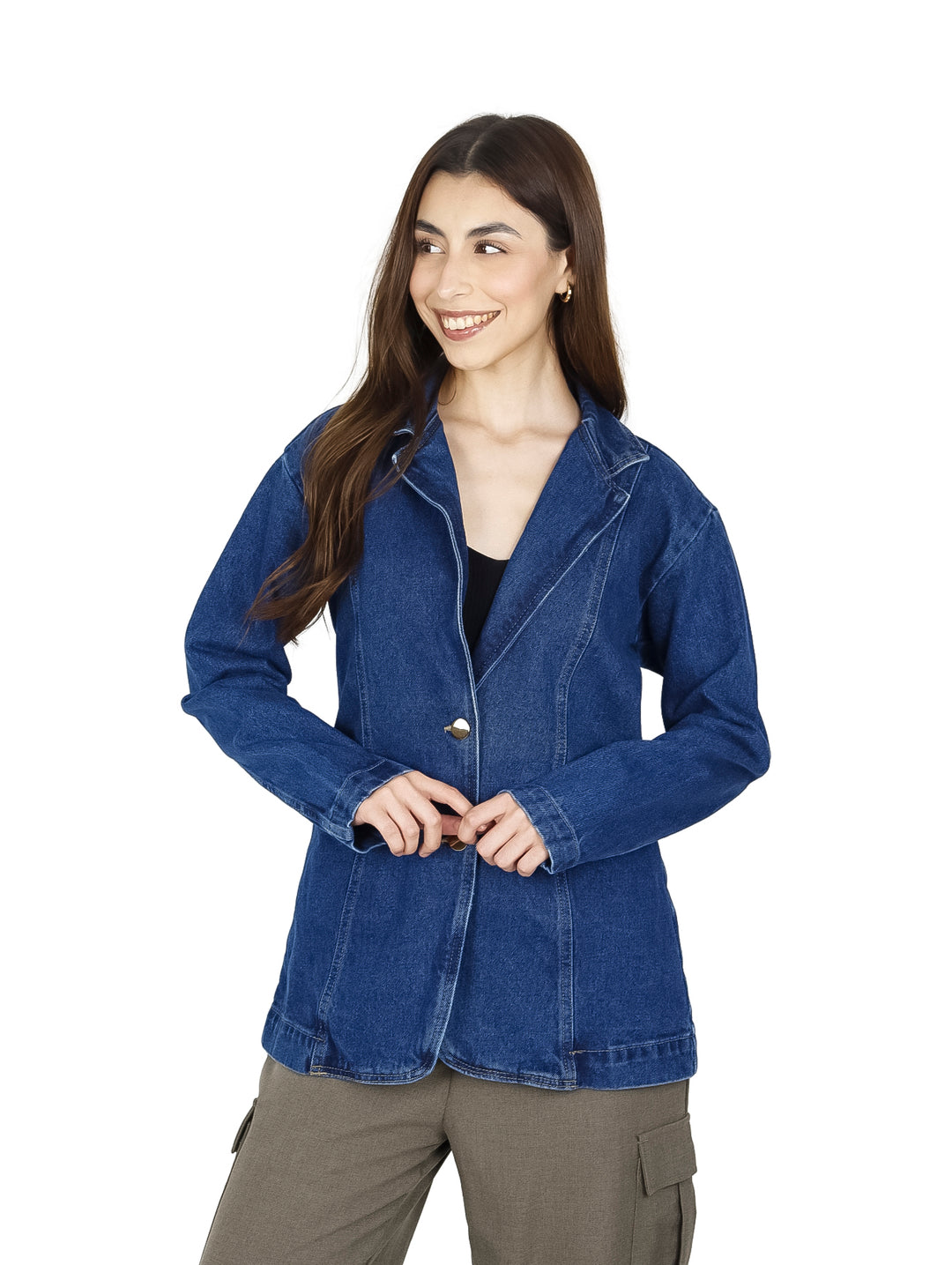 Mujer vistiendo un blazer de mezclilla azul de manga larga.