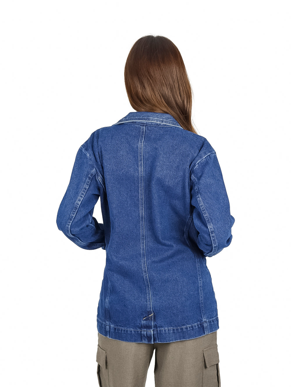 Mujer vistiendo un blazer de mezclilla azul de manga larga.