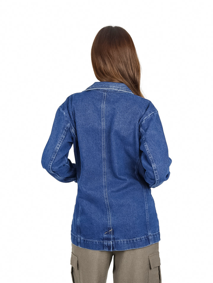 Mujer vistiendo un blazer de mezclilla azul de manga larga.