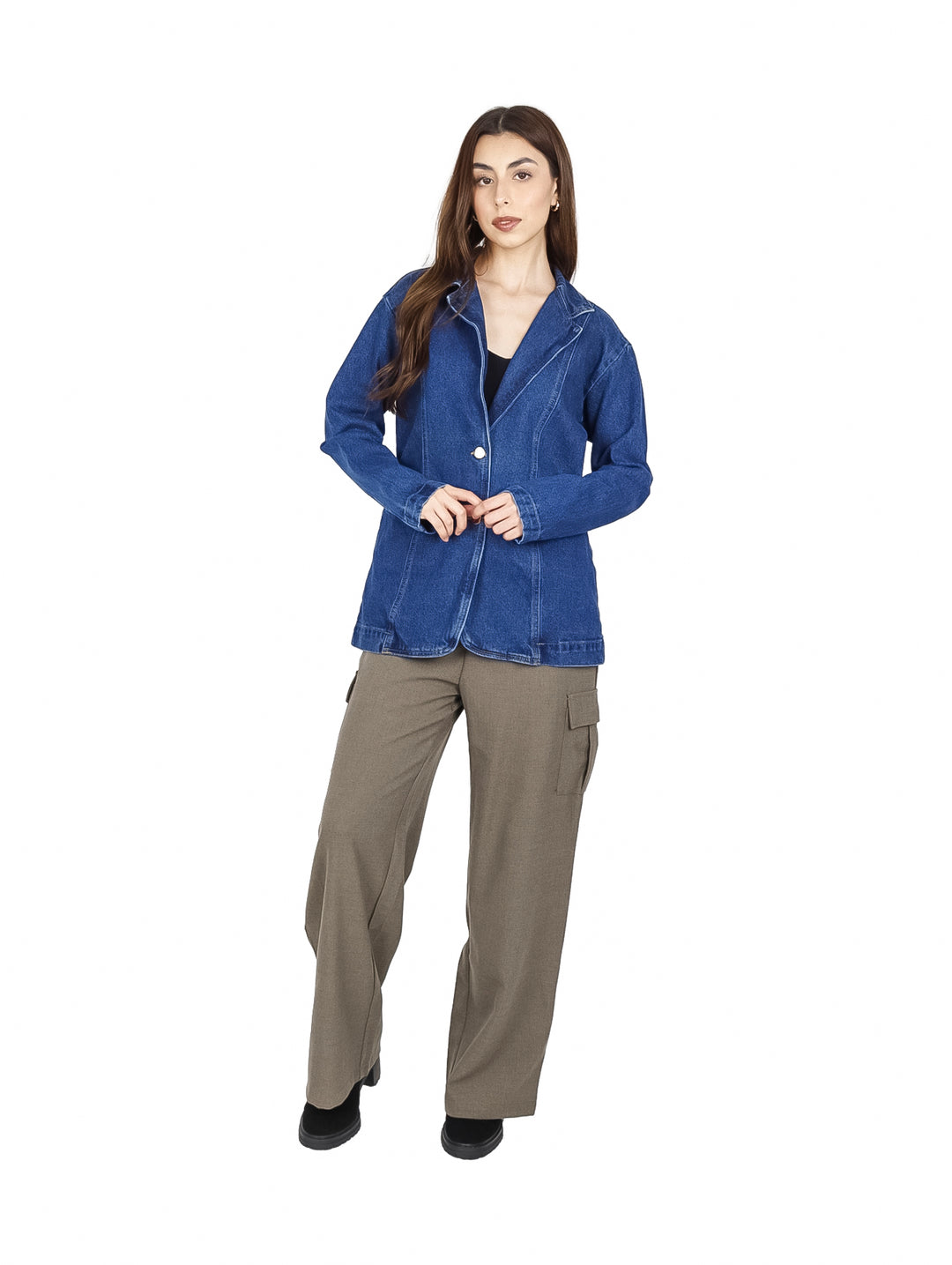 Mujer vistiendo un blazer de mezclilla azul de manga larga.
