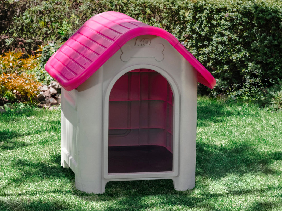 Casa para perro de raza mediana con cuerpo beige y techo color magenta brillante fabricada en plástico.