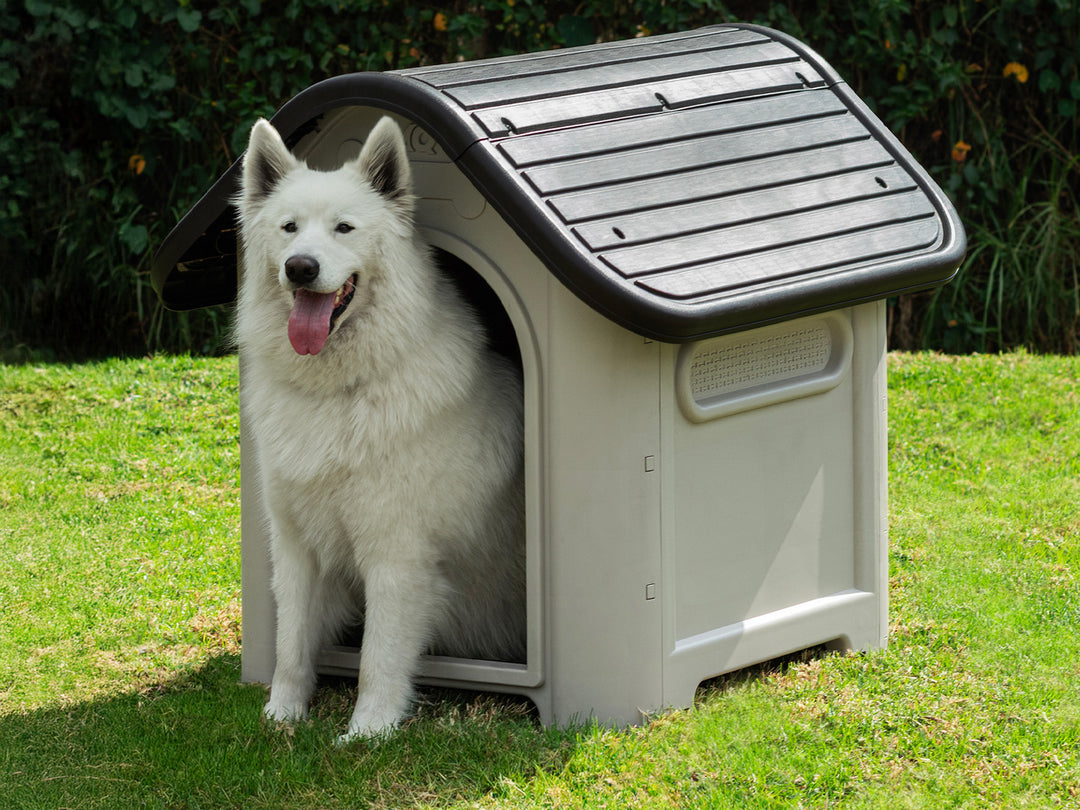 Casa de perro de plástico con techo café y paredes beige para razas grandes.