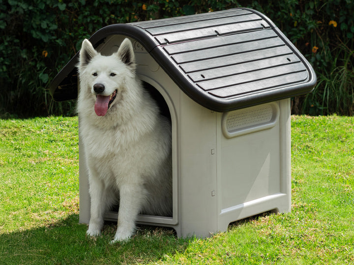 Casa de perro de plástico con techo café y paredes beige para razas grandes.