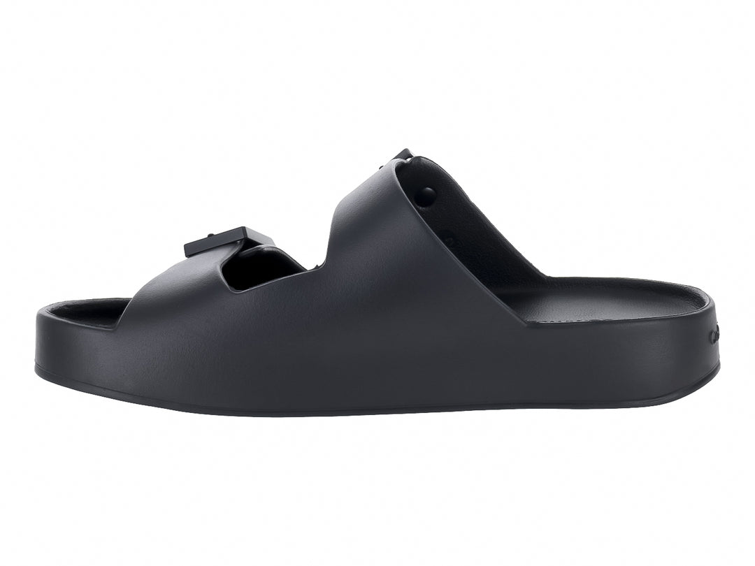 Sandalias negras de plataforma Calvin Klein con dos correas ajustables y hebillas.
