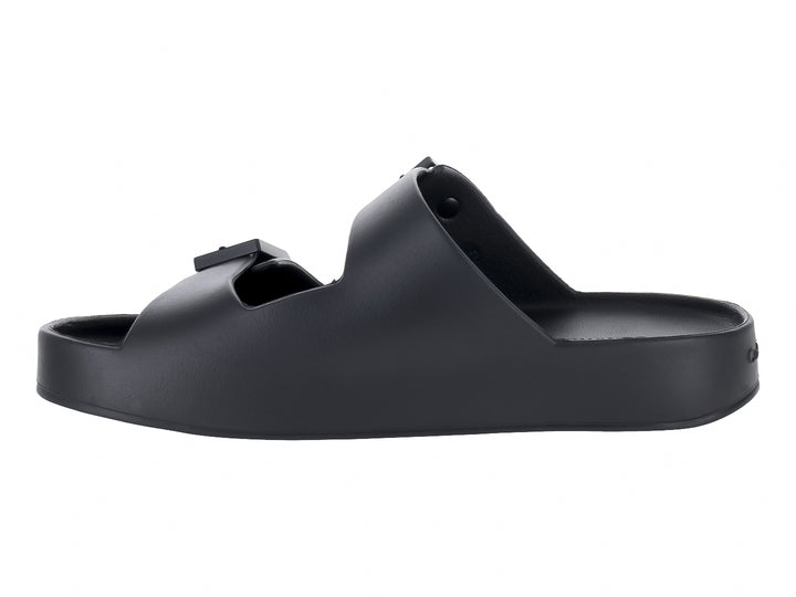 Sandalias negras de plataforma Calvin Klein con dos correas ajustables y hebillas.
