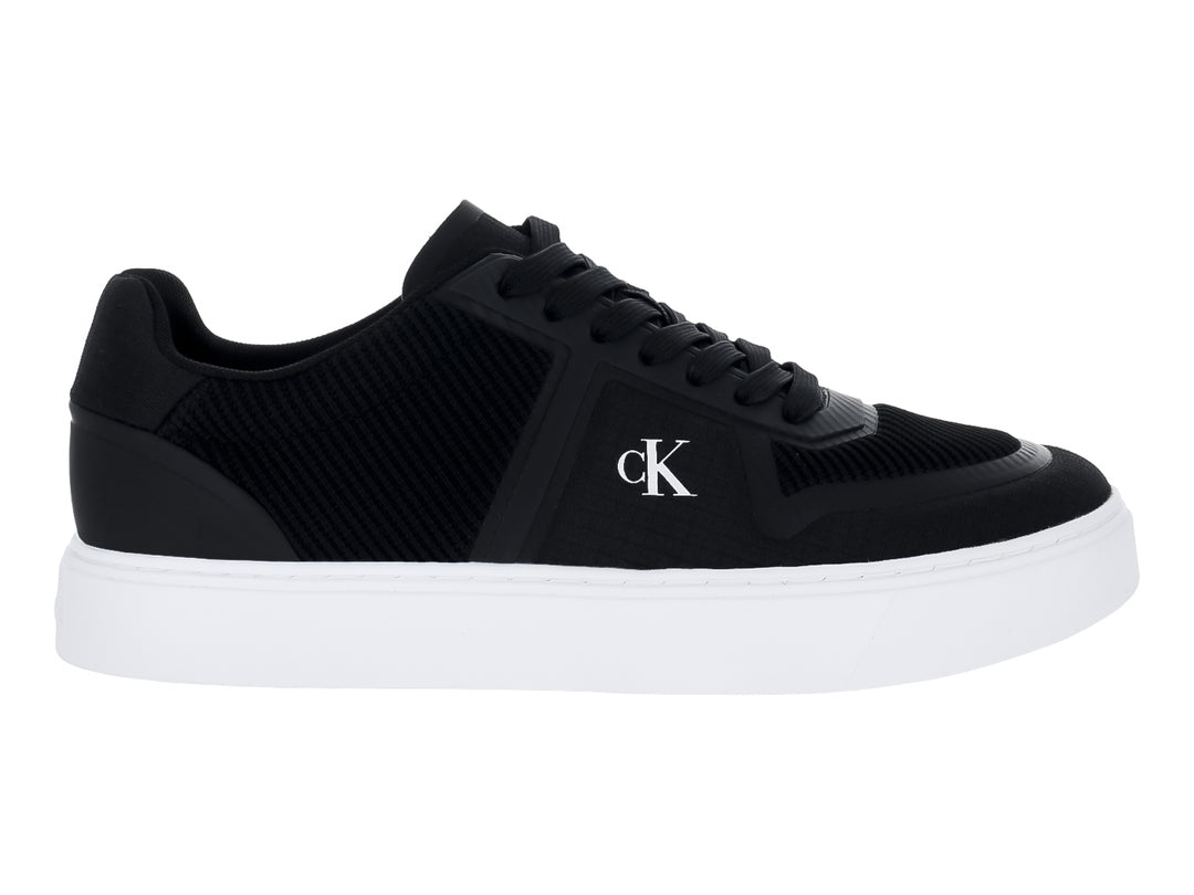 Tenis Calvin Klein color negro con suela blanca y logotipo CK blanco en el lateral.