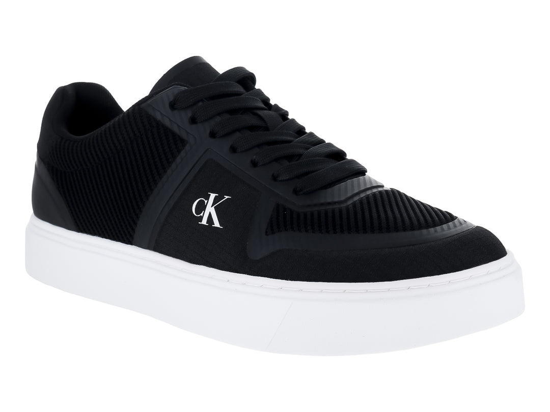 Tenis Calvin Klein color negro con suela blanca y logotipo CK blanco en el lateral.